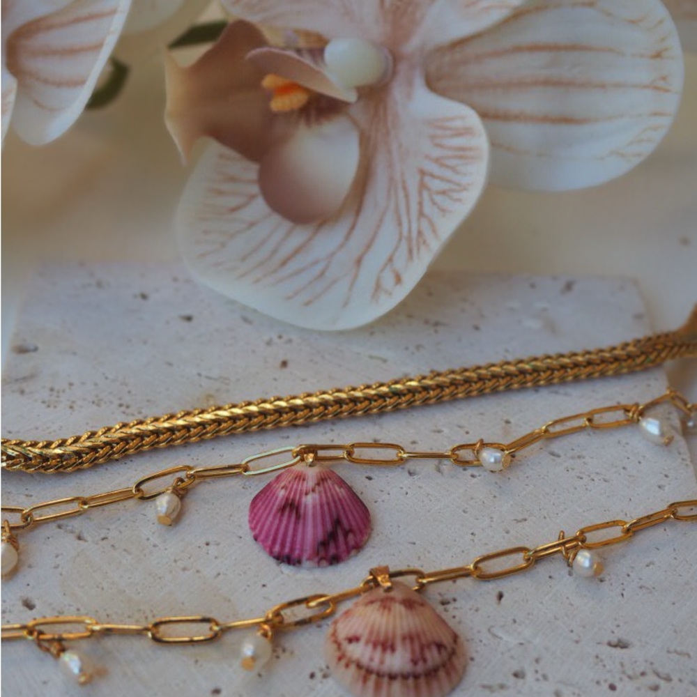 Gold plated paperclip chain seashell bracelet